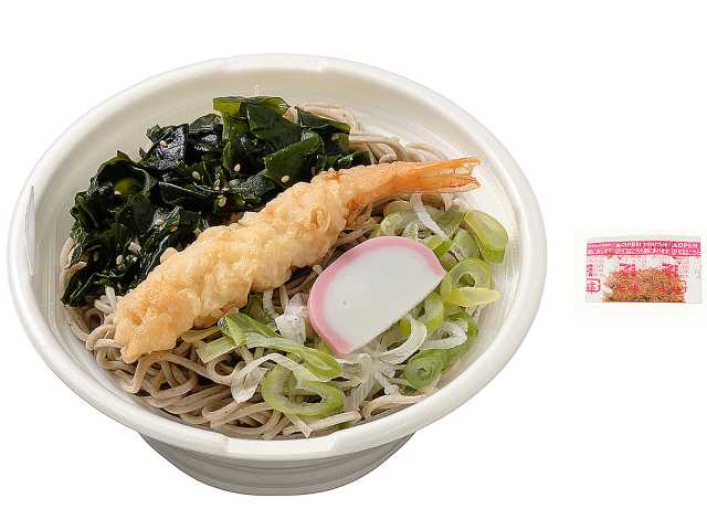 セブンイレブンの海老天そばを比較する。税込価格：626円、カロリー：328kcal、1円あたりカロリー：0.52kcal/円、たんぱく質：19g、1円あたりたんぱく質：0.03g/円、脂質：6.8g、炭水化物：49.1g、糖質：46.2g、食物繊維：2.9g、食塩相当量：4.5g。海老天１本，ねぎ，わかめ胡麻和え，かまぼこを盛り付けた温かいそばです。アレルギー：卵、小麦、そば、えび。