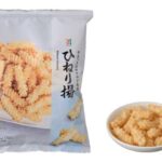 セブンイレブンの７プレミアム ひねり揚を比較する。税込価格：149円、カロリー：513kcal、1円あたりカロリー：3.44kcal/円、たんぱく質：4.9g、1円あたりたんぱく質：0.03g/円、脂質：34g、炭水化物：47.5g、糖質：46.1g、食物繊維：1.4g、食塩相当量：2g。サクサクとした食感。塩のうま味が広がります。アレルギー：小麦。