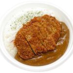 セブンイレブンのロースカツカレーを比較する。税込価格：734円、カロリー：897kcal、1円あたりカロリー：1.22kcal/円、たんぱく質：26.7g、1円あたりたんぱく質：0.04g/円、脂質：32.7g、炭水化物：125.7g、糖質：122.2g、食物繊維：3.5g、食塩相当量：3.2g。野菜や果物の旨味を感じる、爽快なスパイシーさのロースカツカレーです。アレルギー：乳、小麦。