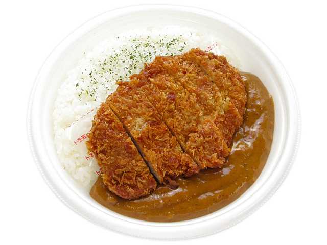 セブンイレブンのロースカツカレーを比較する。税込価格：734円、カロリー：897kcal、1円あたりカロリー：1.22kcal/円、たんぱく質：26.7g、1円あたりたんぱく質：0.04g/円、脂質：32.7g、炭水化物：125.7g、糖質：122.2g、食物繊維：3.5g、食塩相当量：3.2g。野菜や果物の旨味を感じる、爽快なスパイシーさのロースカツカレーです。アレルギー：乳、小麦。
