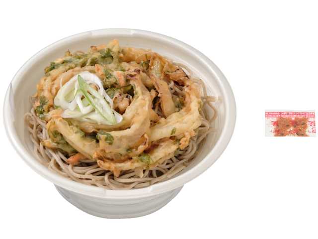 セブンイレブンの鰹出汁の旨味引き立つ かき揚げそばを比較する。税込価格：540円、カロリー：445kcal、1円あたりカロリー：0.82kcal/円、たんぱく質：18.9g、1円あたりたんぱく質：0.04g/円、脂質：13.4g、炭水化物：65g、糖質：59.5g、食物繊維：5.5g、食塩相当量：3.8g。麺は風味の良い石臼挽きそば粉を中心に専用の配合で毎日製麺。つゆは鰹出汁香る仕立てです。アレルギー：卵、小麦、そば。