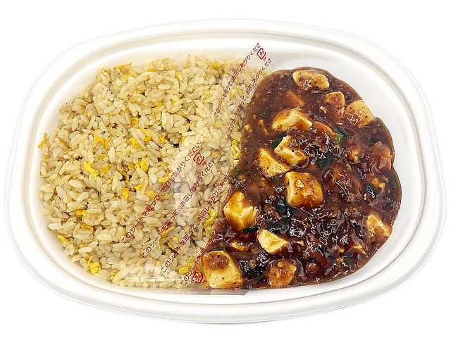 セブンイレブンの旨辛麻婆チャーハンを比較する。税込価格：646円、カロリー：779kcal、1円あたりカロリー：1.21kcal/円、たんぱく質：24.4g、1円あたりたんぱく質：0.04g/円、脂質：25g、炭水化物：115.4g、糖質：112.8g、食物繊維：2.6g、食塩相当量：7g。ピリ辛の麻婆豆腐と玉子チャーハンを盛り合わせた麻婆チャーハンです。アレルギー：卵、小麦、えび。