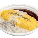 セブンイレブンのきのこクリームとデミソースのオムライスを比較する。税込価格：700円、カロリー：637kcal、1円あたりカロリー：0.91kcal/円、たんぱく質：19.5g、1円あたりたんぱく質：0.03g/円、脂質：22.3g、炭水化物：90.4g、糖質：88.6g、食物繊維：1.8g、食塩相当量：4.7g。野菜ピラフに玉子をのせ、きのこクリームソース、デミグラスソースをかけたオムライスです。アレルギー：卵、乳、小麦。