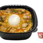 セブンイレブンの半熟玉子と炙り鶏の特製親子丼を比較する。税込価格：646円、カロリー：544kcal、1円あたりカロリー：0.84kcal/円、たんぱく質：22.9g、1円あたりたんぱく質：0.04g/円、脂質：15.8g、炭水化物：78g、糖質：77.2g、食物繊維：0.8g、食塩相当量：2.6g。出汁を効かせた割り下・鶏肉・玉子で食べ進みの良い親子丼をお楽しみください。アレルギー：卵、小麦。