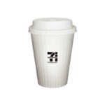 セブンイレブンのセブンカフェホットコーヒーＬを比較する。税込価格：220円、カロリー：9kcal、1円あたりカロリー：0.04kcal/円、たんぱく質：0.6g、1円あたりたんぱく質：0.01未満g/円、脂質：0.1g、炭水化物：1.9g、糖質：1.5g、食物繊維：0.4g、食塩相当量：0g。アレルギー：なし。