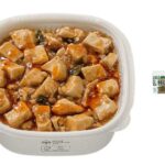 セブンイレブンの醤のコクと旨味広がる 麻婆丼を比較する。税込価格：538円、カロリー：596kcal、1円あたりカロリー：1.11kcal/円、たんぱく質：22.1g、1円あたりたんぱく質：0.04g/円、脂質：20g、炭水化物：84.5g、糖質：79.1g、食物繊維：5.4g、食塩相当量：4.6g。醤（ジャン）のコクと鶏出汁（だし）の旨味で、味わい深い麻婆丼です。アレルギー：小麦。