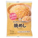 セブンイレブンの７プレミアム 焼めしを比較する。税込価格：181円、カロリー：294kcal、1円あたりカロリー：1.62kcal/円、たんぱく質：6.5g、1円あたりたんぱく質：0.04g/円、脂質：9g、炭水化物：47.1g、糖質：46.5g、食物繊維：0.6g、食塩相当量：1.8g。あっさりとしたしょうゆ風味の焼めしです。アレルギー：卵、小麦。