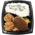 セブンイレブンのやみつき唐揚げ＆和風ハンバーグ弁当を比較する。税込価格：754円、カロリー：733kcal、1円あたりカロリー：0.97kcal/円、たんぱく質：35.9g、1円あたりたんぱく質：0.05g/円、脂質：17.5g、炭水化物：109g、糖質：106.9g、食物繊維：2.1g、食塩相当量：3.7g。にんにくと黒胡椒を効かせた唐揚げと、野菜の風味豊かな和風おろしソースをかけたハンバーグを一緒に味わえる弁当です。アレルギー：卵、乳、小麦。