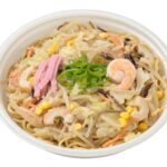 セブンイレブンのばりうまか！コク旨焼ちゃんぽんを比較する。税込価格：572円、カロリー：533kcal、1円あたりカロリー：0.93kcal/円、たんぱく質：19.5g、1円あたりたんぱく質：0.03g/円、脂質：18.3g、炭水化物：75.7g、糖質：69.2g、食物繊維：6.5g、食塩相当量：4.7g。ちゃんぽんスープで炒めた具材と、香ばしく炒めた麺を組み合わせた焼ちゃんぽんです。アレルギー：卵、小麦、えび。