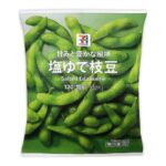 セブンイレブンの７プレミアム 塩ゆで枝豆。税込価格：160円、カロリー：158kcal、たんぱく質：12.9g、脂質：7.5g、炭水化物：10.5g、糖質：3.2g、食物繊維：7.3g、食塩相当量：0.8g。瞬間冷凍することで、採れたての風味が味わえる冷凍塩ゆで枝豆です。アレルギー：なし。