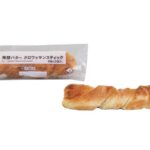 セブンイレブンの７Ｐ 発酵バタークロワッサンスティックを比較する。税込価格：127円、カロリー：359kcal、1円あたりカロリー：2.82kcal/円、たんぱく質：6.6g、1円あたりたんぱく質：0.05g/円、脂質：20.2g、炭水化物：38.4g、糖質：36.9g、食物繊維：1.5g、食塩相当量：1.2g。フランスパン専用粉を使用し、外はサクッとした食感、中はしっとりとした食感のクロワッサンです。アレルギー：卵、乳、小麦。