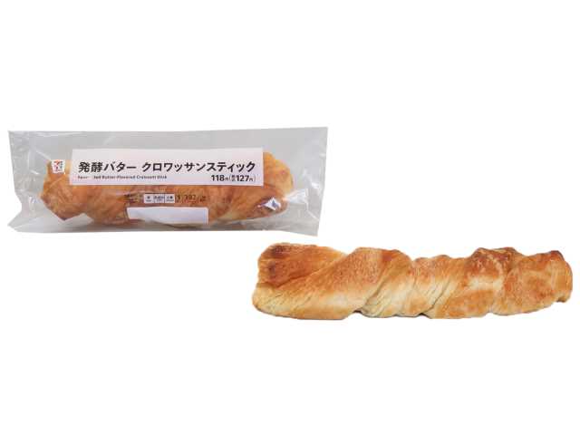 セブンイレブンの７Ｐ 発酵バタークロワッサンスティックを比較する。税込価格：127円、カロリー：359kcal、1円あたりカロリー：2.82kcal/円、たんぱく質：6.6g、1円あたりたんぱく質：0.05g/円、脂質：20.2g、炭水化物：38.4g、糖質：36.9g、食物繊維：1.5g、食塩相当量：1.2g。フランスパン専用粉を使用し、外はサクッとした食感、中はしっとりとした食感のクロワッサンです。アレルギー：卵、乳、小麦。