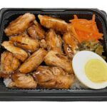 セブンイレブンの岡山名物 とりめしを比較する。税込価格：667円、カロリー：522kcal、1円あたりカロリー：0.78kcal/円、たんぱく質：22.8g、1円あたりたんぱく質：0.03g/円、脂質：10.6g、炭水化物：84.5g、糖質：83.2g、食物繊維：1.3g、食塩相当量：3.9g。地区で馴染みのあるとりめし弁当です。アレルギー：卵、小麦。