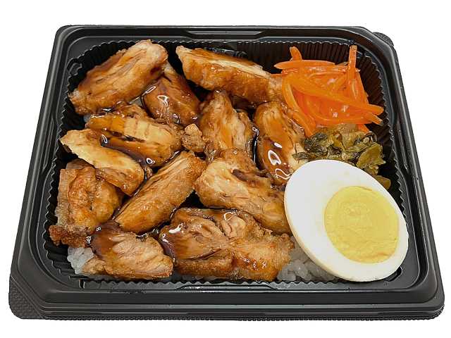 セブンイレブンの岡山名物 とりめしを比較する。税込価格：667円、カロリー：522kcal、1円あたりカロリー：0.78kcal/円、たんぱく質：22.8g、1円あたりたんぱく質：0.03g/円、脂質：10.6g、炭水化物：84.5g、糖質：83.2g、食物繊維：1.3g、食塩相当量：3.9g。地区で馴染みのあるとりめし弁当です。アレルギー：卵、小麦。