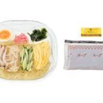 セブンイレブンのツルッとのど越し冷し中華を比較する。税込価格：594円、カロリー：506kcal、1円あたりカロリー：0.85kcal/円、たんぱく質：19.6g、1円あたりたんぱく質：0.03g/円、脂質：11.1g、炭水化物：84.6g、糖質：79.1g、食物繊維：5.5g、食塩相当量：5.2g。７種類の具材（チャーシュー，錦糸玉子，きゅうり，茹で玉子，わかめ，もやし，紅生姜）を盛り付けた、彩り豊かな冷し中華です。アレルギー：卵、乳、小麦。
