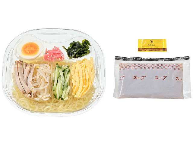 セブンイレブンのツルッとのど越し冷し中華を比較する。税込価格：594円、カロリー：506kcal、1円あたりカロリー：0.85kcal/円、たんぱく質：19.6g、1円あたりたんぱく質：0.03g/円、脂質：11.1g、炭水化物：84.6g、糖質：79.1g、食物繊維：5.5g、食塩相当量：5.2g。７種類の具材（チャーシュー，錦糸玉子，きゅうり，茹で玉子，わかめ，もやし，紅生姜）を盛り付けた、彩り豊かな冷し中華です。アレルギー：卵、乳、小麦。