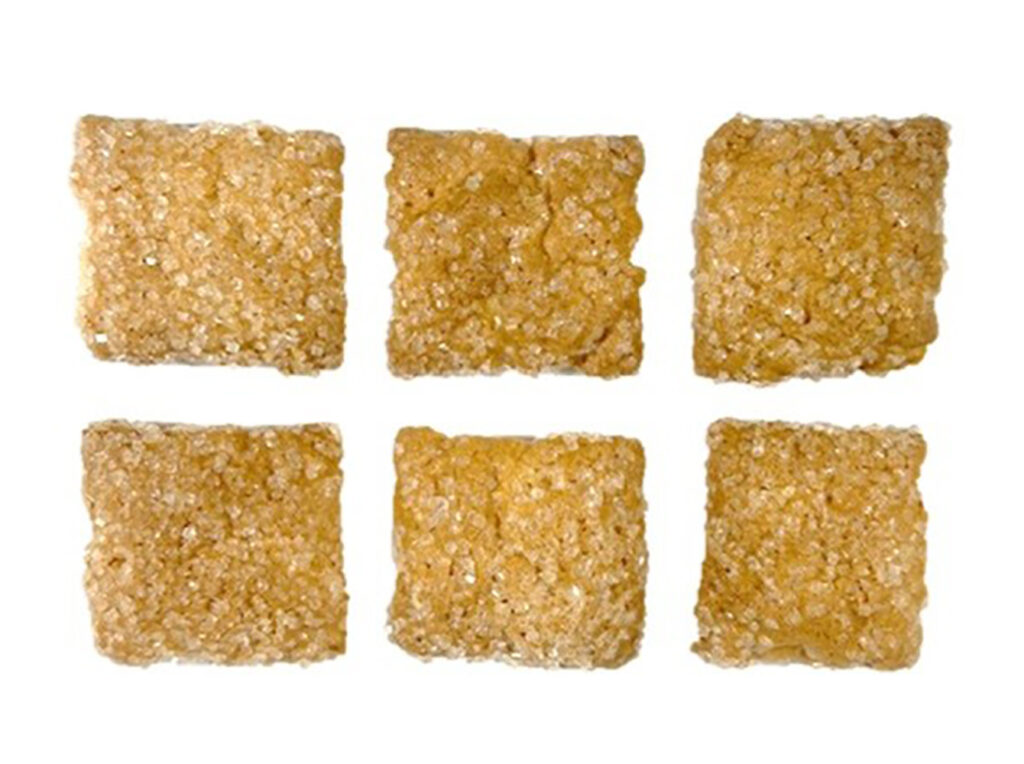 セブンイレブンの７Ｐ かるい食感！シュガーパイ ６個入を比較する。税込価格：160円、カロリー：39kcal、1円あたりカロリー：0.24kcal/円、たんぱく質：0.5g、1円あたりたんぱく質：0.01未満g/円、脂質：1.7g、炭水化物：5.4g、糖質：5.3g、食物繊維：0.1g、食塩相当量：0.1g。パイ生地にクッキー生地を張り合わせ、ザラメをトッピングして焼き上げた、かるい食感のシュガーパイ６個入です。アレルギー：卵、乳、小麦。