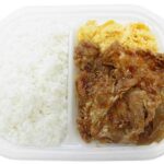 セブンイレブンの豚焼肉弁当を比較する。税込価格：646円、カロリー：669kcal、1円あたりカロリー：1.04kcal/円、たんぱく質：24.3g、1円あたりたんぱく質：0.04g/円、脂質：20g、炭水化物：98.9g、糖質：97g、食物繊維：1.9g、食塩相当量：2.8g。ご飯が進む甘濃いタレをからめた豚焼肉と、ふんわりとした玉子を合わせた弁当です。アレルギー：卵、小麦。
