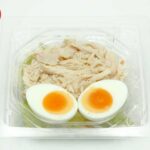 セブンイレブンのたんぱく質が摂れる鶏むね肉サラダを比較する。税込価格：484円、カロリー：191kcal、1円あたりカロリー：0.39kcal/円、たんぱく質：20.6g、1円あたりたんぱく質：0.04g/円、脂質：9.8g、炭水化物：5.6g、糖質：4.5g、食物繊維：1.1g、食塩相当量：2.3g。鶏むね肉を使用した１食で約２０ｇのたんぱく質が摂れるサラダです。アレルギー：卵、乳、小麦。