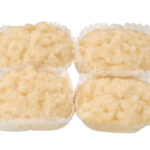 セブンイレブンの７Ｐ しみしみはちみつバター風味蒸しパン ４個入を比較する。税込価格：181円、カロリー：106kcal、1円あたりカロリー：0.58kcal/円、たんぱく質：1.6g、1円あたりたんぱく質：0.01g/円、脂質：0.3g、炭水化物：24.5g、糖質：24g、食物繊維：0.5g、食塩相当量：0.3g。バターパウダーをじゅわっと染み込ませた、はちみつ風味の蒸しパン４個入です。アレルギー：卵、乳、小麦。