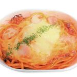 セブンイレブンのとろーり焼きチーズのナポリタンを比較する。税込価格：430円、カロリー：406kcal、1円あたりカロリー：0.94kcal/円、たんぱく質：15.7g、1円あたりたんぱく質：0.04g/円、脂質：16.8g、炭水化物：49.7g、糖質：46.1g、食物繊維：3.6g、食塩相当量：2.6g。酸味と甘味のあるナポリタンに、コクのあるチーズソースを組み合わせたナポリタンです。アレルギー：乳、小麦。