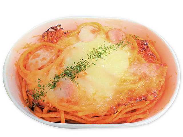 セブンイレブンのとろーり焼きチーズのナポリタンを比較する。税込価格：430円、カロリー：406kcal、1円あたりカロリー：0.94kcal/円、たんぱく質：15.7g、1円あたりたんぱく質：0.04g/円、脂質：16.8g、炭水化物：49.7g、糖質：46.1g、食物繊維：3.6g、食塩相当量：2.6g。酸味と甘味のあるナポリタンに、コクのあるチーズソースを組み合わせたナポリタンです。アレルギー：乳、小麦。