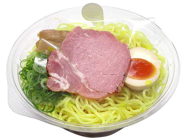 あさりとはまぐり出汁の冷たい醤油ラーメン セブンイレブン ガラスープにあさりとはまぐりの出汁を合わせた醤油味のスープで食べる冷たいラーメンです。具材には低温調理したチャーシュー，煮卵，メンマ，青ねぎを盛り付けました。