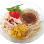 セブンイレブンのピリ辛ドレッシングのラーメンサラダを比較する。税込価格：333円、カロリー：414kcal、1円あたりカロリー：1.24kcal/円、たんぱく質：13.4g、1円あたりたんぱく質：0.04g/円、脂質：14g、炭水化物：60.2g、糖質：57g、食物繊維：3.2g、食塩相当量：3.1g。蒸し鶏、トマト、コーン、キャベツ、人参、もやしなどを具材に使用したラーメンサラダです。アレルギー：卵、小麦。