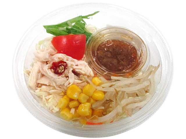 セブンイレブンのピリ辛ドレッシングのラーメンサラダを比較する。税込価格：333円、カロリー：414kcal、1円あたりカロリー：1.24kcal/円、たんぱく質：13.4g、1円あたりたんぱく質：0.04g/円、脂質：14g、炭水化物：60.2g、糖質：57g、食物繊維：3.2g、食塩相当量：3.1g。蒸し鶏、トマト、コーン、キャベツ、人参、もやしなどを具材に使用したラーメンサラダです。アレルギー：卵、小麦。