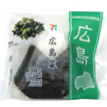 セブンイレブンの直巻おむすび 広島菜を比較する。税込価格：214円、カロリー：172kcal、1円あたりカロリー：0.80kcal/円、たんぱく質：3g、1円あたりたんぱく質：0.01g/円、脂質：0.9g、炭水化物：38.9g、糖質：37g、食物繊維：1.9g、食塩相当量：1.5g。地区で馴染みのある「広島菜」を使用したおむすびです。アレルギー：小麦。