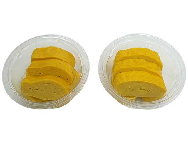 セブンイレブンの冷たいまま食べるだし巻き玉子を比較する。税込価格：279円、カロリー：134kcal、1円あたりカロリー：0.48kcal/円、たんぱく質：9.4g、1円あたりたんぱく質：0.03g/円、脂質：8.9g、炭水化物：4.2g、糖質：4g、食物繊維：0.2g、食塩相当量：1.4g。鰹，昆布，さばの出汁の旨みを味わえるだし巻き玉子です。冷たいままでも、だしの旨みを味わえる商品です。アレルギー：卵、小麦。