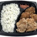 セブンイレブンの２種の味！若鶏の唐揚げ弁当（醤油・塩）を比較する。税込価格：754円、カロリー：817kcal、1円あたりカロリー：1.08kcal/円、たんぱく質：34.9g、1円あたりたんぱく質：0.05g/円、脂質：29.9g、炭水化物：102.7g、糖質：101.2g、食物繊維：1.5g、食塩相当量：5.3g。定番商品の「唐揚げ弁当」で醤油味と塩味の2種類の味を楽しめるお弁当です。アレルギー：卵、乳、小麦。