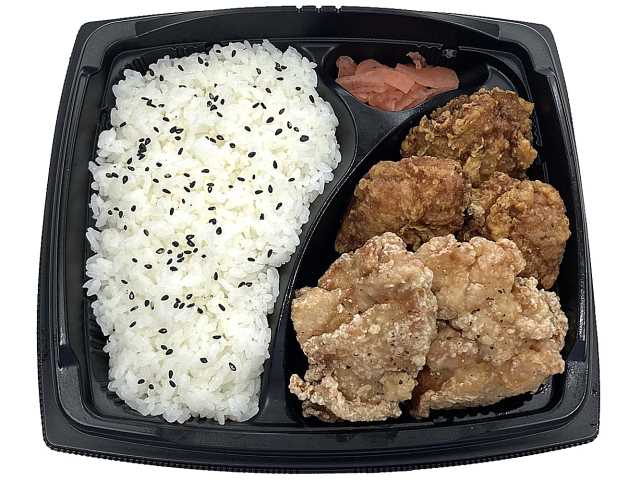 セブンイレブンの２種の味！若鶏の唐揚げ弁当（醤油・塩）を比較する。税込価格：754円、カロリー：817kcal、1円あたりカロリー：1.08kcal/円、たんぱく質：34.9g、1円あたりたんぱく質：0.05g/円、脂質：29.9g、炭水化物：102.7g、糖質：101.2g、食物繊維：1.5g、食塩相当量：5.3g。定番商品の「唐揚げ弁当」で醤油味と塩味の2種類の味を楽しめるお弁当です。アレルギー：卵、乳、小麦。