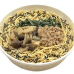 セブンイレブンの信州産きのことツナの和風パスタを比較する。税込価格：430円、カロリー：440kcal、1円あたりカロリー：1.02kcal/円、たんぱく質：23.4g、1円あたりたんぱく質：0.05g/円、脂質：7.9g、炭水化物：71.6g、糖質：66.1g、食物繊維：5.5g、食塩相当量：3.8g。信州産のしめじ，エリンギを使用し、人気のツナと大葉でさっぱりと食べられる和風仕立てのパスタです。アレルギー：小麦。