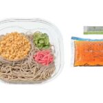 セブンイレブンの麺大盛 冷しぶっかけたぬきそばを比較する。税込価格：508円、カロリー：506kcal、1円あたりカロリー：1.00kcal/円、たんぱく質：19.8g、1円あたりたんぱく質：0.04g/円、脂質：13.1g、炭水化物：80.4g、糖質：73.8g、食物繊維：6.6g、食塩相当量：3.4g。麺は粗挽き，細挽きのそば粉を使用し、そばの風味としなやかなのど越しを味わえる商品です。具材は揚げ玉，紅生姜，青ねぎを盛り付けました。アレルギー：卵、小麦、そば、えび。