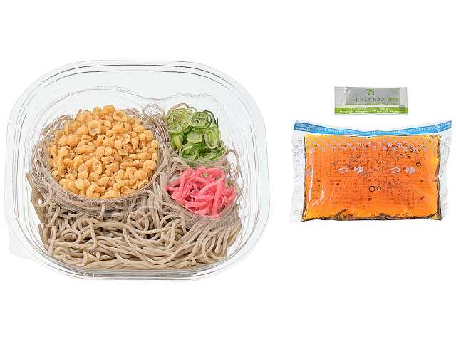 セブンイレブンの麺大盛 冷しぶっかけたぬきそばを比較する。税込価格：508円、カロリー：506kcal、1円あたりカロリー：1.00kcal/円、たんぱく質：19.8g、1円あたりたんぱく質：0.04g/円、脂質：13.1g、炭水化物：80.4g、糖質：73.8g、食物繊維：6.6g、食塩相当量：3.4g。麺は粗挽き，細挽きのそば粉を使用し、そばの風味としなやかなのど越しを味わえる商品です。具材は揚げ玉，紅生姜，青ねぎを盛り付けました。アレルギー：卵、小麦、そば、えび。