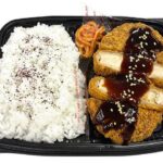 セブンイレブンのロースとんかつ弁当を比較する。税込価格：754円、カロリー：971kcal、1円あたりカロリー：1.29kcal/円、たんぱく質：30.5g、1円あたりたんぱく質：0.04g/円、脂質：52.3g、炭水化物：97.2g、糖質：92.1g、食物繊維：5.1g、食塩相当量：3.3g。厚めにスライスした豚ロース肉を使用することで、ボリューム感のある弁当です。アレルギー：卵、乳、小麦。