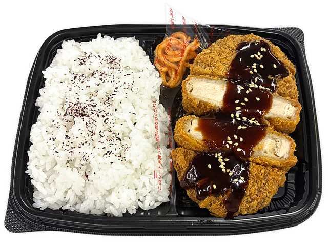 セブンイレブンのロースとんかつ弁当を比較する。税込価格：754円、カロリー：971kcal、1円あたりカロリー：1.29kcal/円、たんぱく質：30.5g、1円あたりたんぱく質：0.04g/円、脂質：52.3g、炭水化物：97.2g、糖質：92.1g、食物繊維：5.1g、食塩相当量：3.3g。厚めにスライスした豚ロース肉を使用することで、ボリューム感のある弁当です。アレルギー：卵、乳、小麦。