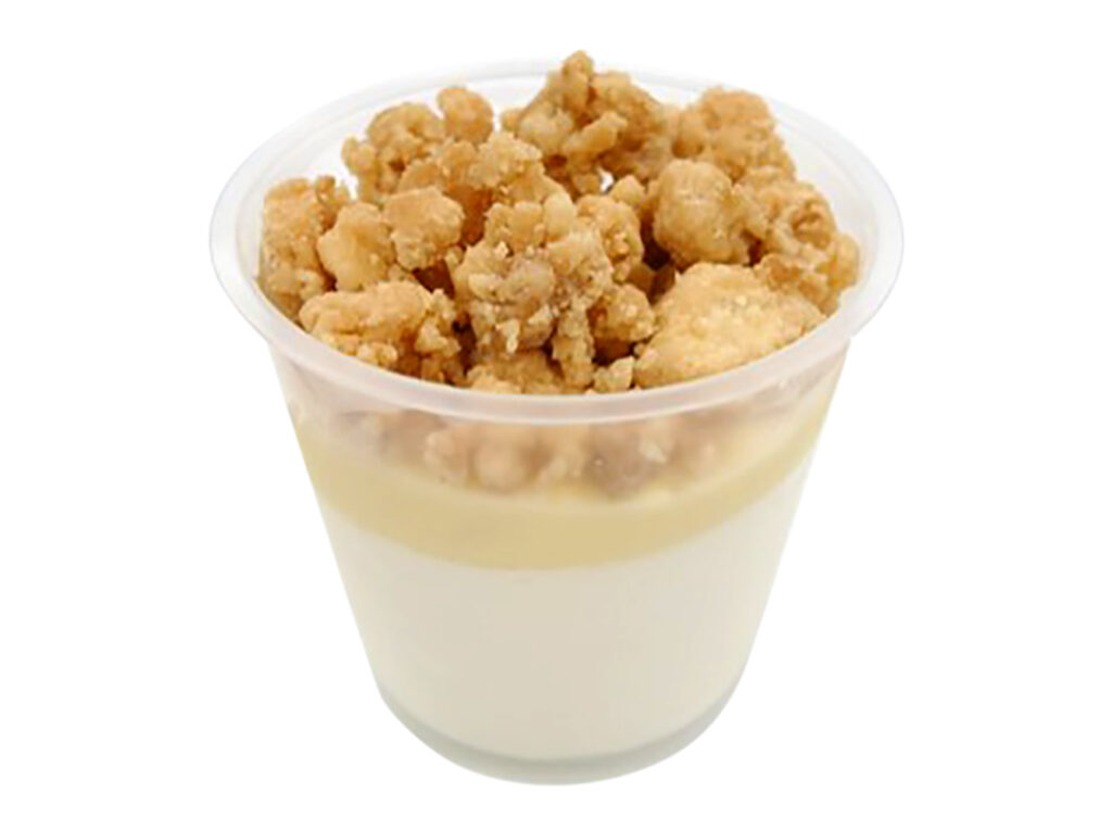 セブンイレブンの塩ちんすこうレアチーズを比較する。税込価格：322円、カロリー：339kcal、1円あたりカロリー：1.05kcal/円、たんぱく質：3.9g、1円あたりたんぱく質：0.01g/円、脂質：22.9g、炭水化物：29.5g、糖質：29.2g、食物繊維：0.3g、食塩相当量：0.4g。ふんわり食感のレアチーズムースとざくざく食感のちんすこうを組み合わせました。アレルギー：卵、乳、小麦。