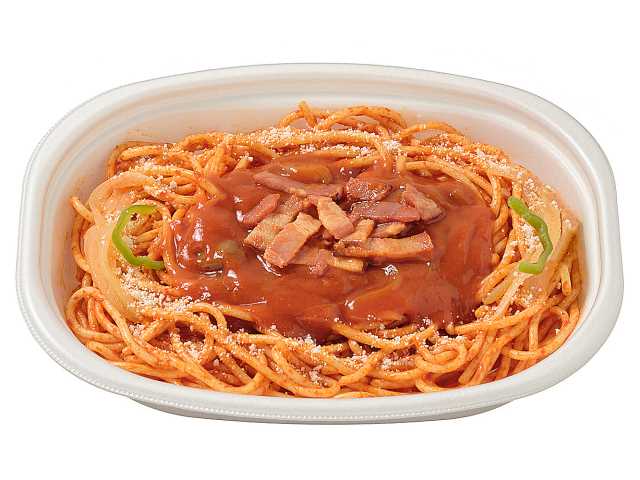 セブンイレブンのケチャップソースの大盛ナポリタンを比較する。税込価格：538円、カロリー：621kcal、1円あたりカロリー：1.15kcal/円、たんぱく質：24.8g、1円あたりたんぱく質：0.05g/円、脂質：15.2g、炭水化物：100.7g、糖質：92g、食物繊維：8.7g、食塩相当量：6.8g。ベーコン、玉ねぎ、チーズ、ピーマンを盛り付けた、太麺の大盛ナポリタンです。アレルギー：卵、乳、小麦。