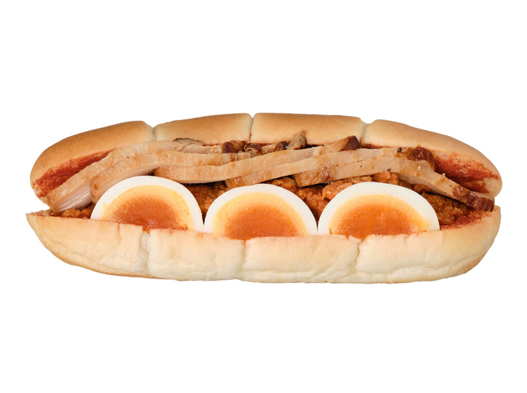 セブンイレブンのたんぱく質が摂れるチキン＆チリを比較する。税込価格：430円、カロリー：261kcal、1円あたりカロリー：0.61kcal/円、たんぱく質：24.1g、1円あたりたんぱく質：0.06g/円、脂質：8.8g、炭水化物：23.3g、糖質：19.3g、食物繊維：4g、食塩相当量：2.1g。ローストチキンと半熟ゆで玉子、チリソイミートを組み合わせた食べ応えのあるロールパンです。アレルギー：卵、乳、小麦。
