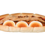 セブンイレブンのたんぱく質が摂れるチキン＆チリを比較する。税込価格：430円、カロリー：261kcal、1円あたりカロリー：0.61kcal/円、たんぱく質：24.1g、1円あたりたんぱく質：0.06g/円、脂質：8.8g、炭水化物：23.3g、糖質：19.3g、食物繊維：4g、食塩相当量：2.1g。ローストチキンと半熟ゆで玉子、チリソイミートを組み合わせた食べ応えのあるロールパンです。アレルギー：卵、乳、小麦。