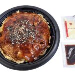 セブンイレブンの広島お好み焼き 肉玉そばを比較する。税込価格：646円、カロリー：694kcal、1円あたりカロリー：1.07kcal/円、たんぱく質：25.5g、1円あたりたんぱく質：0.04g/円、脂質：27.4g、炭水化物：89.2g、糖質：83.6g、食物繊維：5.6g、食塩相当量：5.9g。キャベツの甘味をじっくり引き出した広島お好み焼きです。アレルギー：卵、小麦。
