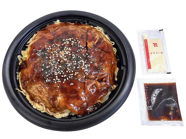 セブンイレブンの広島お好み焼き 肉玉そばを比較する。税込価格：646円、カロリー：694kcal、1円あたりカロリー：1.07kcal/円、たんぱく質：25.5g、1円あたりたんぱく質：0.04g/円、脂質：27.4g、炭水化物：89.2g、糖質：83.6g、食物繊維：5.6g、食塩相当量：5.9g。キャベツの甘味をじっくり引き出した広島お好み焼きです。アレルギー：卵、小麦。