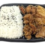 セブンイレブンの若鶏の醤油唐揚げ弁当 紫峰使用を比較する。税込価格：724円、カロリー：773kcal、1円あたりカロリー：1.07kcal/円、たんぱく質：40.5g、1円あたりたんぱく質：0.06g/円、脂質：27.4g、炭水化物：92.7g、糖質：89.3g、食物繊維：3.4g、食塩相当量：3.4g。柴沼醤油醸造の紫峰と生姜やにんにく等で漬け込んだ鶏肉を唐揚げに仕上げたお弁当です。アレルギー：卵、乳、小麦。