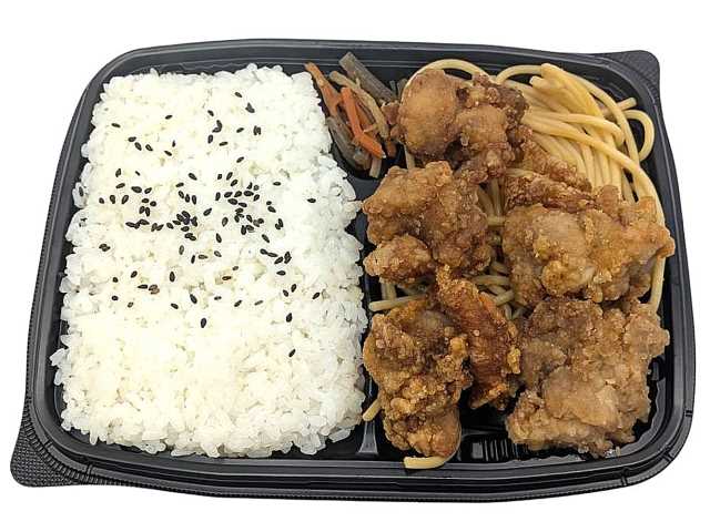 セブンイレブンの若鶏の醤油唐揚げ弁当 紫峰使用を比較する。税込価格：724円、カロリー：773kcal、1円あたりカロリー：1.07kcal/円、たんぱく質：40.5g、1円あたりたんぱく質：0.06g/円、脂質：27.4g、炭水化物：92.7g、糖質：89.3g、食物繊維：3.4g、食塩相当量：3.4g。柴沼醤油醸造の紫峰と生姜やにんにく等で漬け込んだ鶏肉を唐揚げに仕上げたお弁当です。アレルギー：卵、乳、小麦。