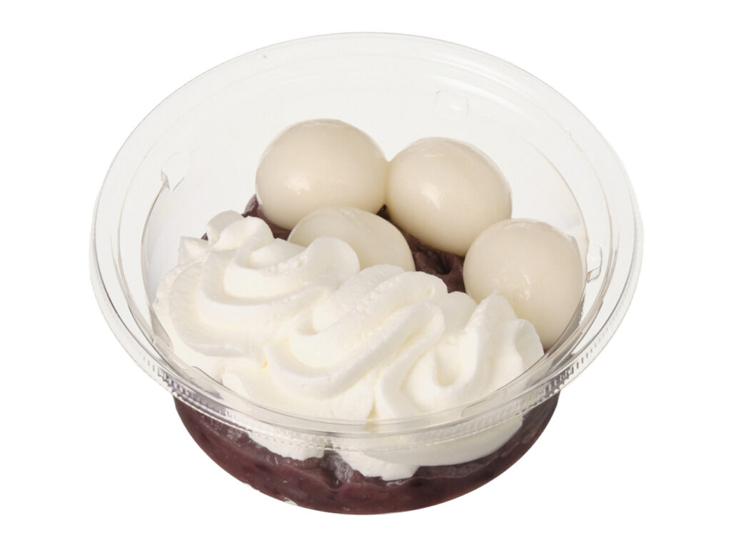セブンイレブンのクリームたっぷり 白玉ぜんざいを比較する。税込価格：324円、カロリー：265kcal、1円あたりカロリー：0.82kcal/円、たんぱく質：4.9g、1円あたりたんぱく質：0.02g/円、脂質：6g、炭水化物：50.7g、糖質：44.9g、食物繊維：5.8g、食塩相当量：0.1g。もちもち食感の白玉とふんわりなめらかなミルクホイップクリームをのせたぜんざいです。アレルギー：乳。