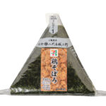 セブンイレブンの手巻おにぎり 鶏そぼろを比較する。税込価格：214円、カロリー：199kcal、1円あたりカロリー：0.93kcal/円、たんぱく質：5.5g、1円あたりたんぱく質：0.03g/円、脂質：2.8g、炭水化物：38.8g、糖質：36.9g、食物繊維：1.9g、食塩相当量：1.3g。醤油と砂糖で甘辛く味付けし、生姜をきかせて後味すっきりに仕上げた鶏そぼろを中具にしました。食べる直前にパリッとした海苔を巻いて食べる手巻おにぎりです。アレルギー：小麦。