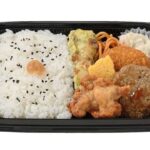 セブンイレブンのお好みおかず弁当を比較する。税込価格：538円、カロリー：611kcal、1円あたりカロリー：1.14kcal/円、たんぱく質：20.6g、1円あたりたんぱく質：0.04g/円、脂質：18.6g、炭水化物：92.7g、糖質：87.8g、食物繊維：4.9g、食塩相当量：3.2g。人気のおかずをいろいろ盛り込んだ定番の幕の内仕立てのお弁当です。アレルギー：卵、乳、小麦。