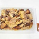 セブンイレブンの炭火焼ミックスホルモン（塩）を比較する。税込価格：430円、カロリー：289kcal、1円あたりカロリー：0.67kcal/円、たんぱく質：27g、1円あたりたんぱく質：0.06g/円、脂質：18.1g、炭水化物：4.4g、糖質：4.4g、食物繊維：0g、食塩相当量：2.7g。炭火で焼いたモツ，ハツ，ガツ，カシラを組み合わせた香ばしく食べ応えのあるおつまみです。アレルギー：小麦。